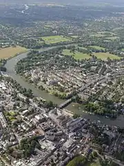 リッチモンドとイースト・トゥイッケナムを北から見る, 2015年8月 (Aerial view of Richmond and East Twickenham from the north, August 2015)