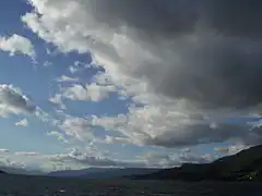 海の上に浮かぶ積雲。断片雲、扁平雲、並雲がみられる