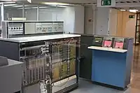 System/360-20（フロントパネルがない）と IBM 2560 MFCM (Multi-Function Card Machine)