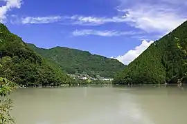 佐久間湖と富山地区遠景（豊根村富山、2011年（平成23年）9月）