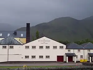 ベン・ネヴィス蒸溜所のビジターセンター。壁に「Ben Nevis Distillery」の文字がある。