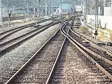 三線軌条の分岐器（小田急電鉄・箱根登山鉄道 小田原駅、片方だけ三線で分岐、2006年廃止）