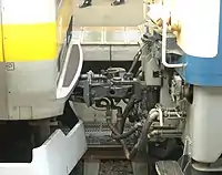 E231系配給列車+EF64 1032の双頭連結器上にブレーキ管 (BP) と下に元空気溜管 (MRP)奥にブレーキ指令回路用ジャンパ栓