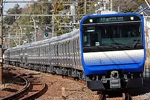 横須賀線で使用されるE235系電車（2020年12月 北鎌倉駅 - 鎌倉駅間）