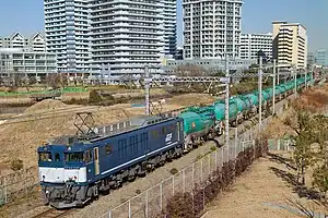 高島線を走行する貨物列車（2013年12月）