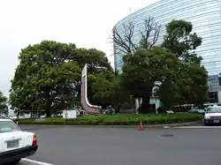 所沢駅東口。地名の由来となった楠。