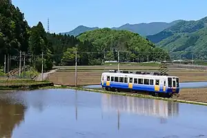 勝山永平寺線を走行するモハ5001形電車（2022年4月 発坂駅 - 比島駅間）