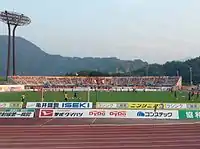 ゴール裏席で応援する愛媛FCサポーター