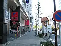 かつて出店していた「韓楽街」と「THE 鍋 本店」の大型案内板と駐車場入口（2013年（平成25年）4月撮影）。