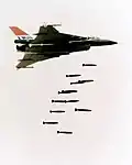 無誘導爆弾を投下するF-16XL