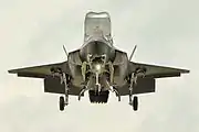 垂直着陸を行うF-35B