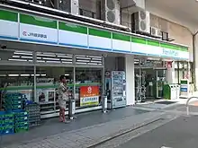 JR姪浜駅店（福岡市西区）JR九州リテールが運営しており、同社のロゴも併記されている。元々は生活列車→am/pm。