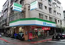 全家便利商店 民東店（中華民国（台湾）台北市松山区）現地での一般的な店舗。