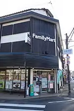 城崎温泉店（兵庫県豊岡市）景観に配慮した店舗。