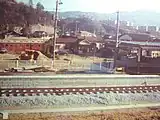 旧駅舎と建設中の現駅舎（1980年）