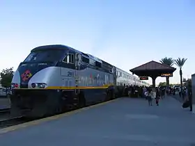 フレズノ駅に停車中のサン・ホアキン