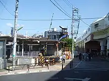 山下駅（左手前）と豪徳寺駅（右奥）