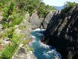 碁石海岸にある雷岩と乱暴谷（岩手県大船渡市）