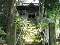 墳頂に鎮座する前玉神社の社殿