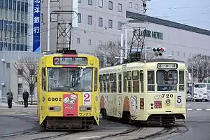 函館駅前交差点を走る路面電車710形と8000形