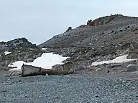 島の南端にある古い捕鯨用ボートの残骸