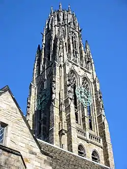 イェール大学の時計塔であるハークネス塔（Harkness Tower）。大学の、そしてニューヘイブンのシンボルである。