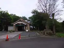 2019年の整備前の墓地正面。「陸軍墓地」の石碑もある