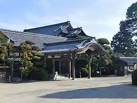 毛利公爵家の本邸だった和館。現在は毛利博物館（山口県防府市）。邸内には神代杉や神代欅といった伝統的良材だけでなく、鉄筋コンクリートやトタンなど当時の最先端建材が大量に用いられ、邸内の電力はすべて自家発電、湯殿には給湯施設、各部屋はインターホンで結ばれるなど、和風建築と最新技術が融合した建築物