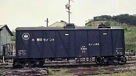 ホキ7300形、ホキ7301（廃車後）1987年5月5日、昼飯駅撮影時点ではすでに清水工業所有車であるが、銘板は小野田セメントのままである