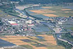 藤原岳から望む員弁川に架かる北勢大橋（国道306号）と員弁川橋（三重県いなべ市、2013年5月24日。）。