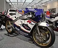 RVF7501985年モデル（左） 1991年モデル（右）フロントフォーク（成立・倒立）リヤサスペンション（プロリンク・プロアーム）ボディカウル・タンク形状の差異に注意ホンダコレクションホール所蔵