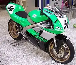 RVF/RC45 公道走行可能車（上）レース仕様車