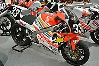 RVF/RC45 鈴鹿8時間耐久ロードレース優勝車1997年モデル（左） 1998年モデル（右）ホンダコレクションホール所蔵