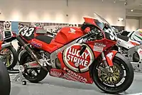 RVF/RC45 鈴鹿8時間耐久ロードレース優勝車1997年モデル（左） 1998年モデル（右）ホンダコレクションホール所蔵