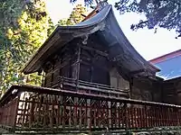 涼ヶ岡八幡神社本殿（北西から見る）