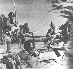 九五式軍刀を抜刀し突撃する下士官（1940年、日中戦争）