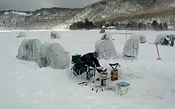 氷のはった湖面上。ワカサギの穴釣り