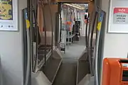 車内（中間車体）