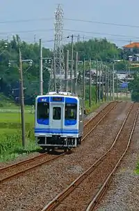 非電化で複線の伊勢線を行くイセIII型気動車