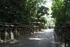 春日型石灯籠群（石清水八幡宮上院参道）。