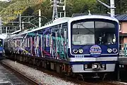 伊豆箱根鉄道3000系電車「ラブライブ!サンシャイン!!」ラッピング電車レジェンドブルーを基調としている。