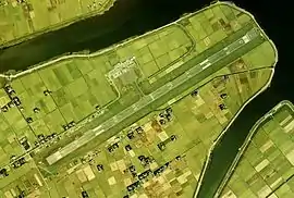 片側のみ設置時の出雲空港付近の空中写真。（1976年撮影）国土交通省 国土地理院 地図・空中写真閲覧サービスの空中写真を基に作成