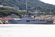 2019年海上自衛隊呉基地での「しもきた」。艦橋後部のファランクス、艦橋上部の供えられたクレーン、舷側の短艇収納庫、ドックのハッチなどが確認できる。