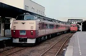 初期型のキハ183系による特急「オホーツク」（1985年8月 網走駅）