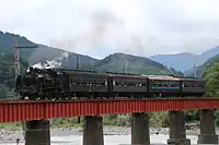 川根温泉笹間渡駅付近を走るSL急行 (C11 190)