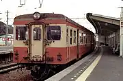 当駅より木津駅側が非電化だった頃に運行していた気動車（1980年）