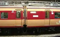 客室窓の比較クハ189-504（改造車）右モハ183-1044（標準車）左