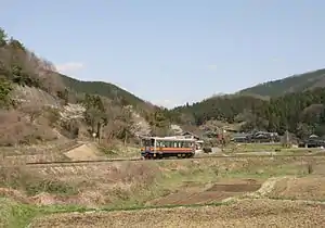 芸備線を走行するキハ120形（2010年4月14日 坂根駅 - 市岡駅間）