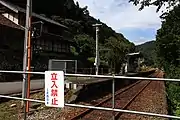 駅全景。待合室は残存している（2019年9月）