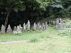 上山寺に残る石造物群